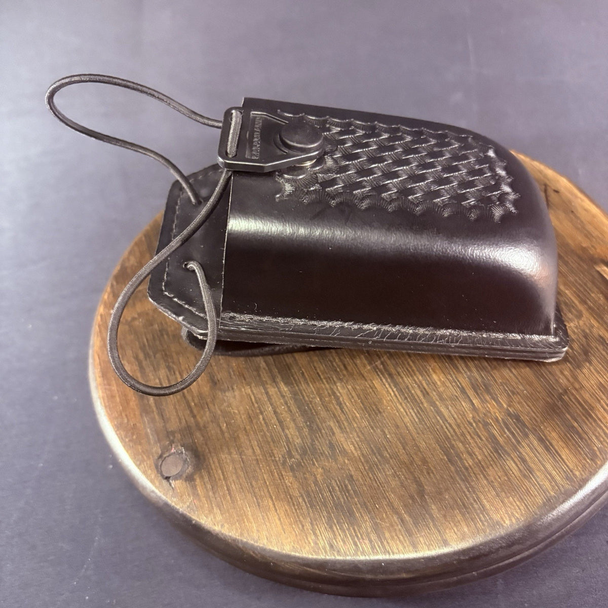 Safariland Swivel Radio Carrier Model 762-3-4 Basket Weave Leather 1.5"x3"x4.75"