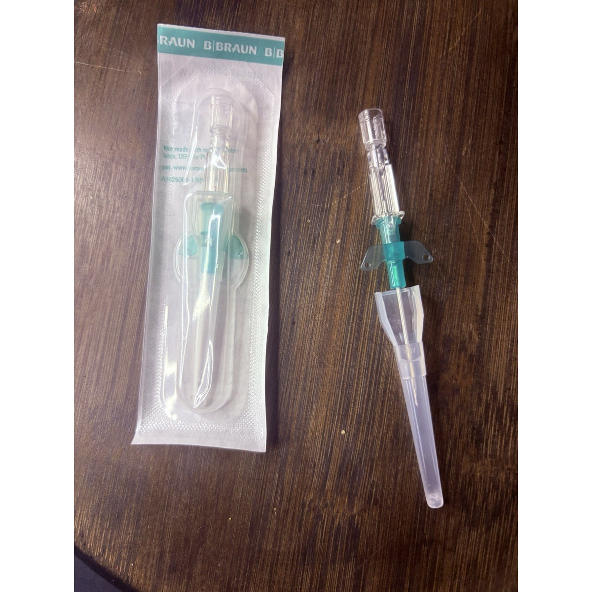 25PC Veterinary Introcan Saftey Winged FEP IV Catheter 18G x 1 1/4