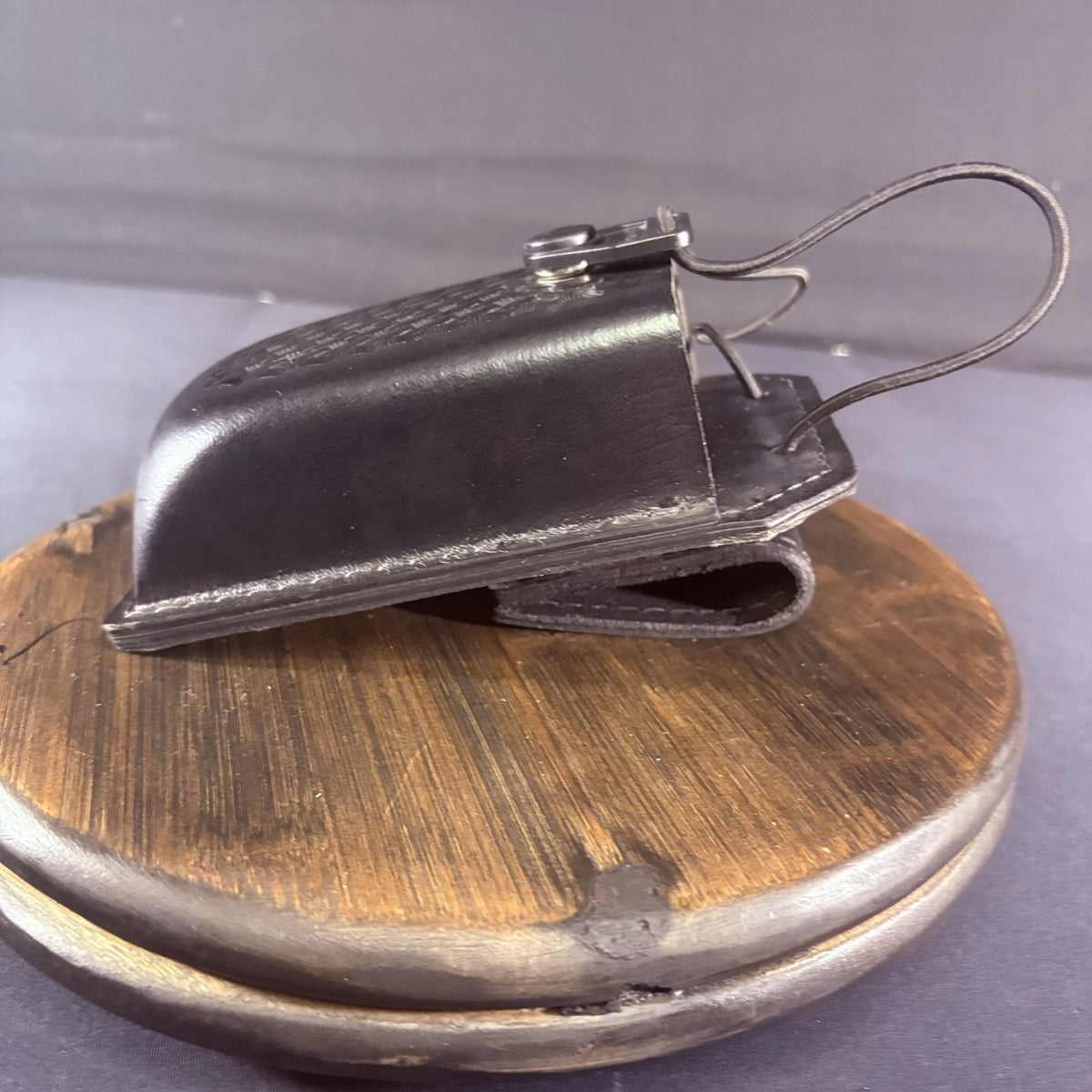 Safariland Swivel Radio Carrier Model 762-3-4 Basket Weave Leather 1.5"x3"x4.75"