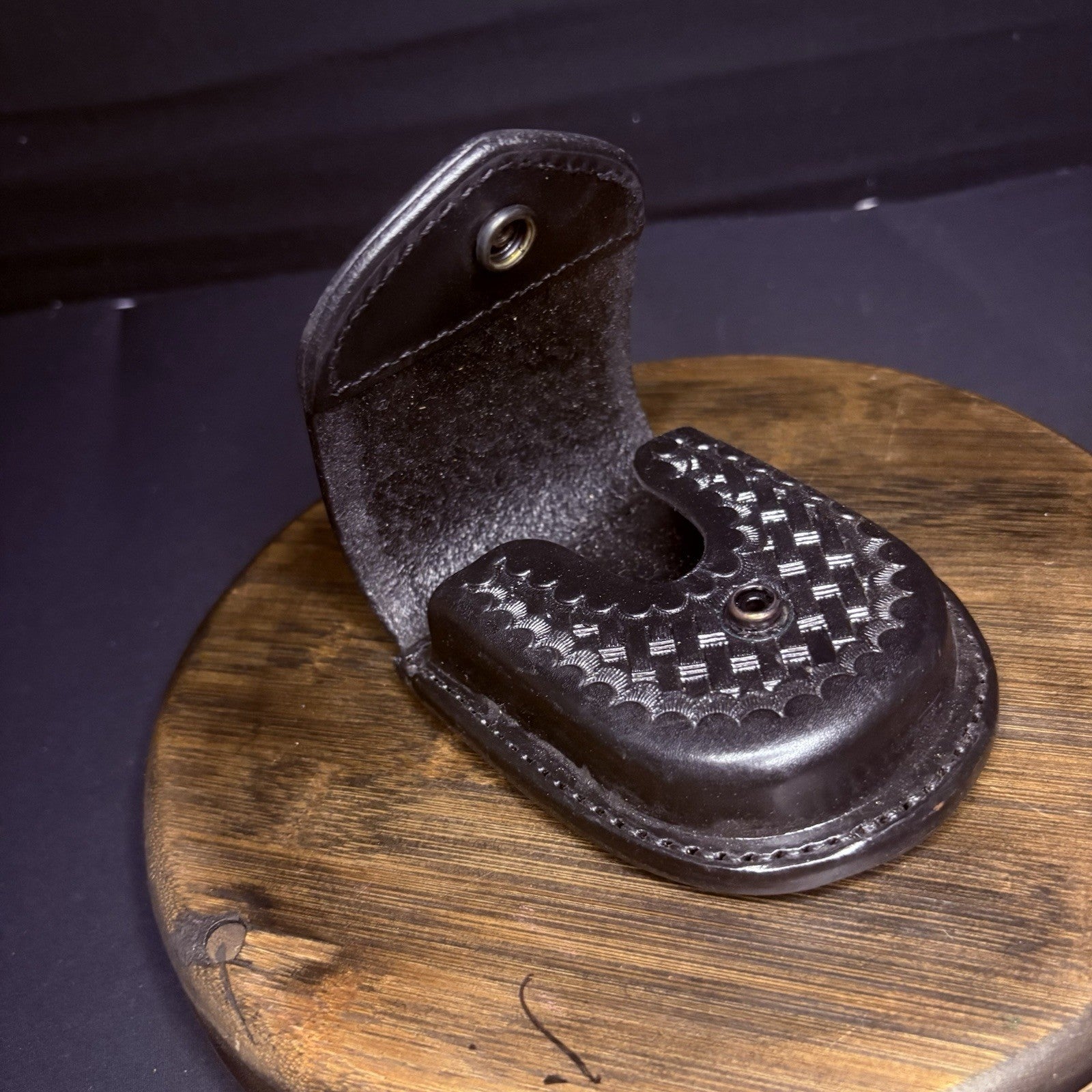 Aker 500 Handcuff Case, Leather Black Basket Weave Round1
