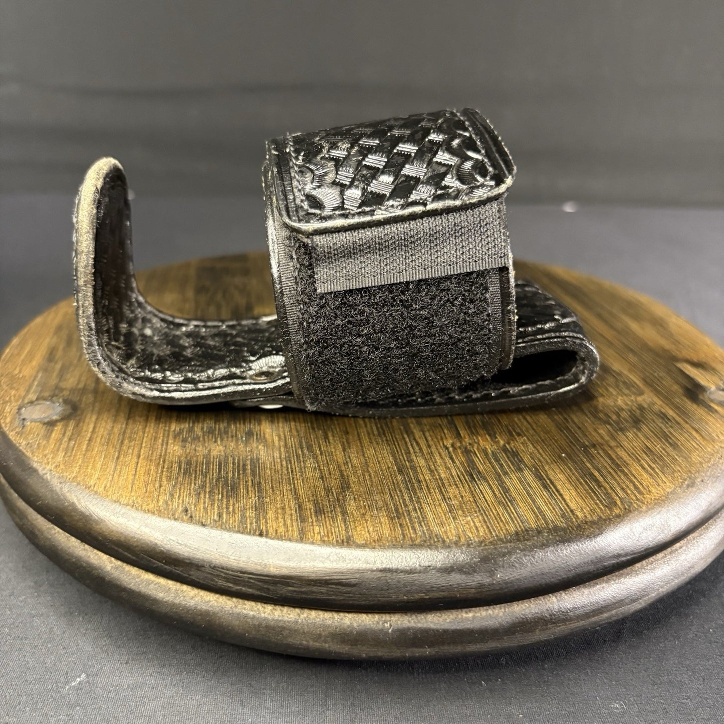 Universal Radio Holder, Basket Weave Leather1