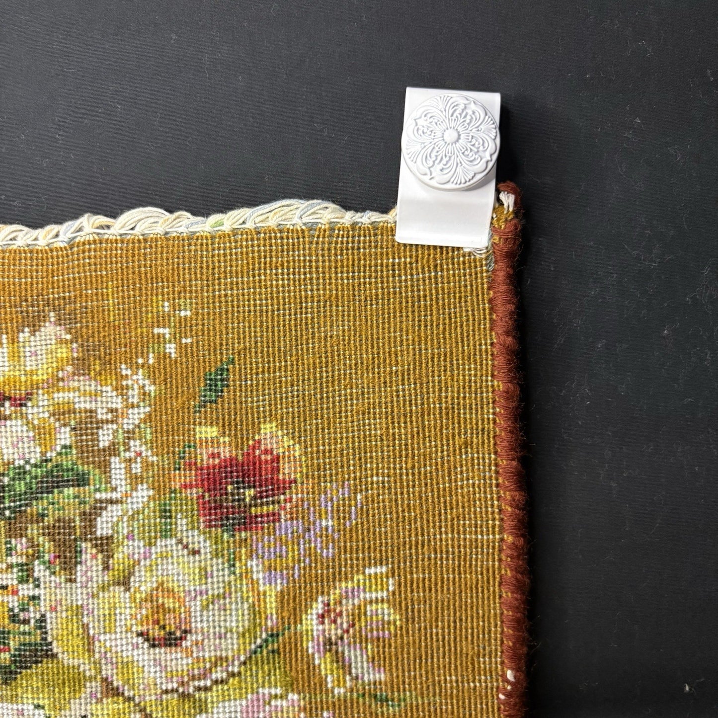 Pictorial Rug Flower Vase Hand Knotted 13”x19” Or 33X48cm w/Rug Hangers19