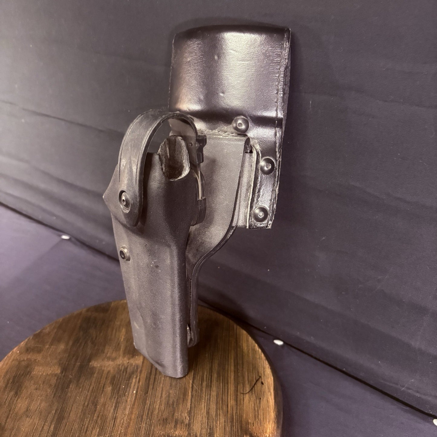 Safariland Low Ride Holster with Leather 325 Adapter w/Locking Retention Strap1