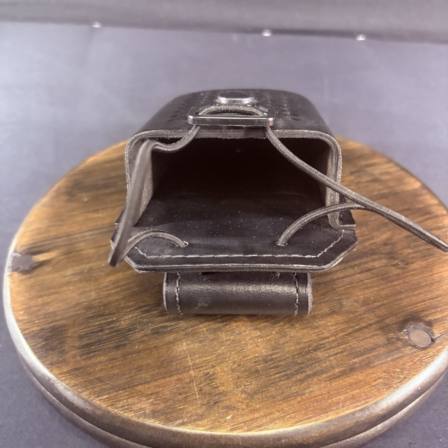 Safariland Swivel Radio Carrier Model 762-3-4 Basket Weave Leather 1.5"x3"x4.75"9