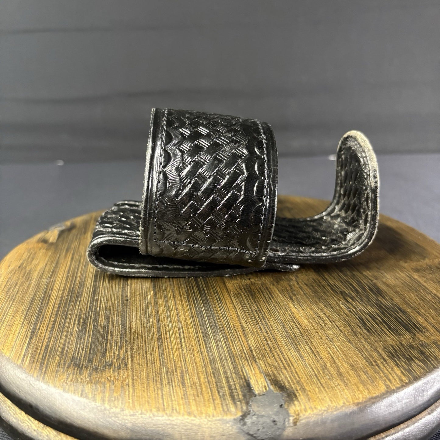 Universal Radio Holder, Basket Weave Leather3