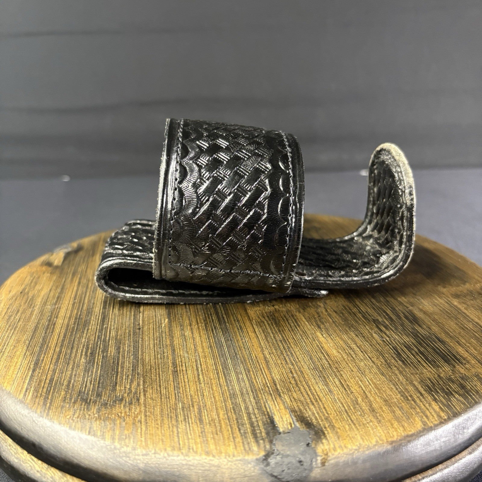 Universal Radio Holder, Basket Weave Leather3