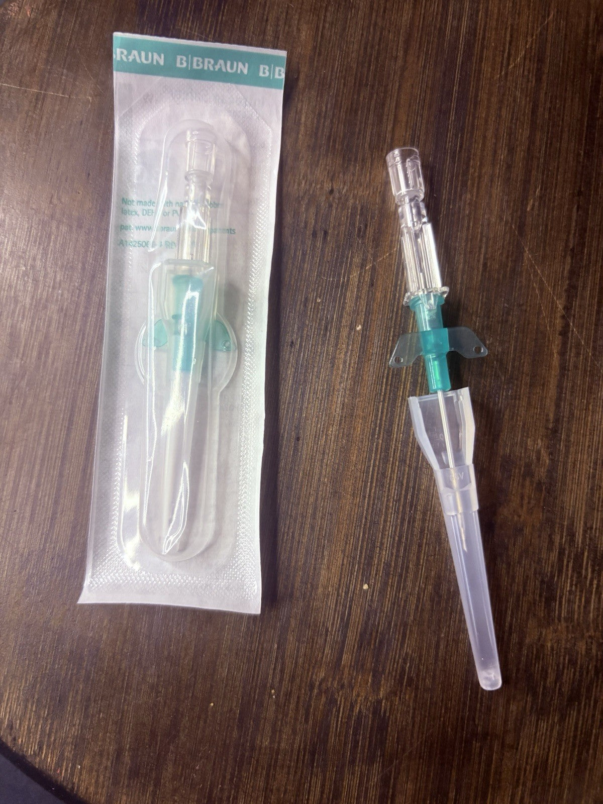 25PC Veterinary Introcan Saftey Winged FEP IV Catheter 18G x 1 1/411