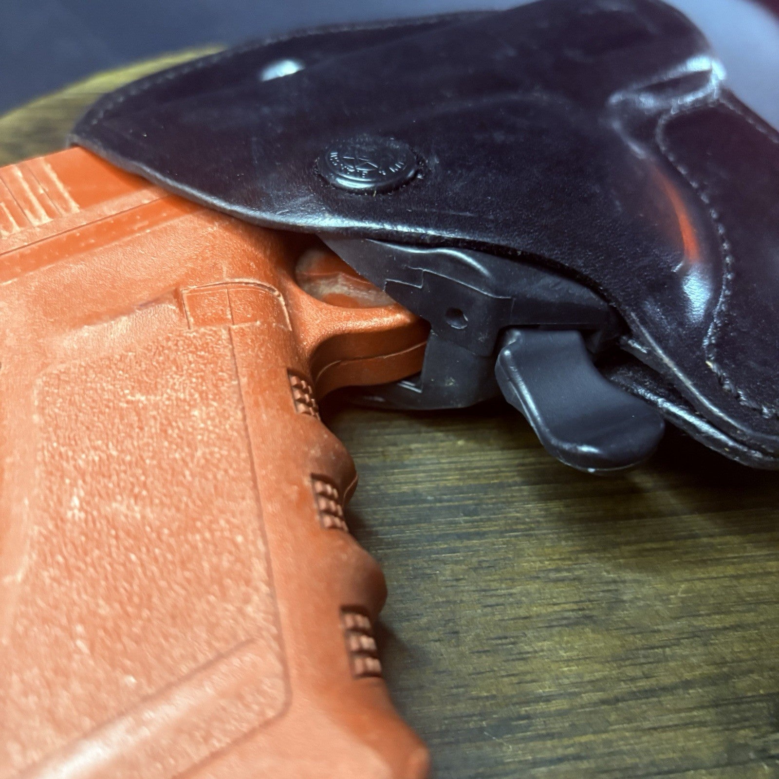 Bianchi 82 Carrylok GLOCK 17 Holster w/Auto Retention, Black Leather Concealed3