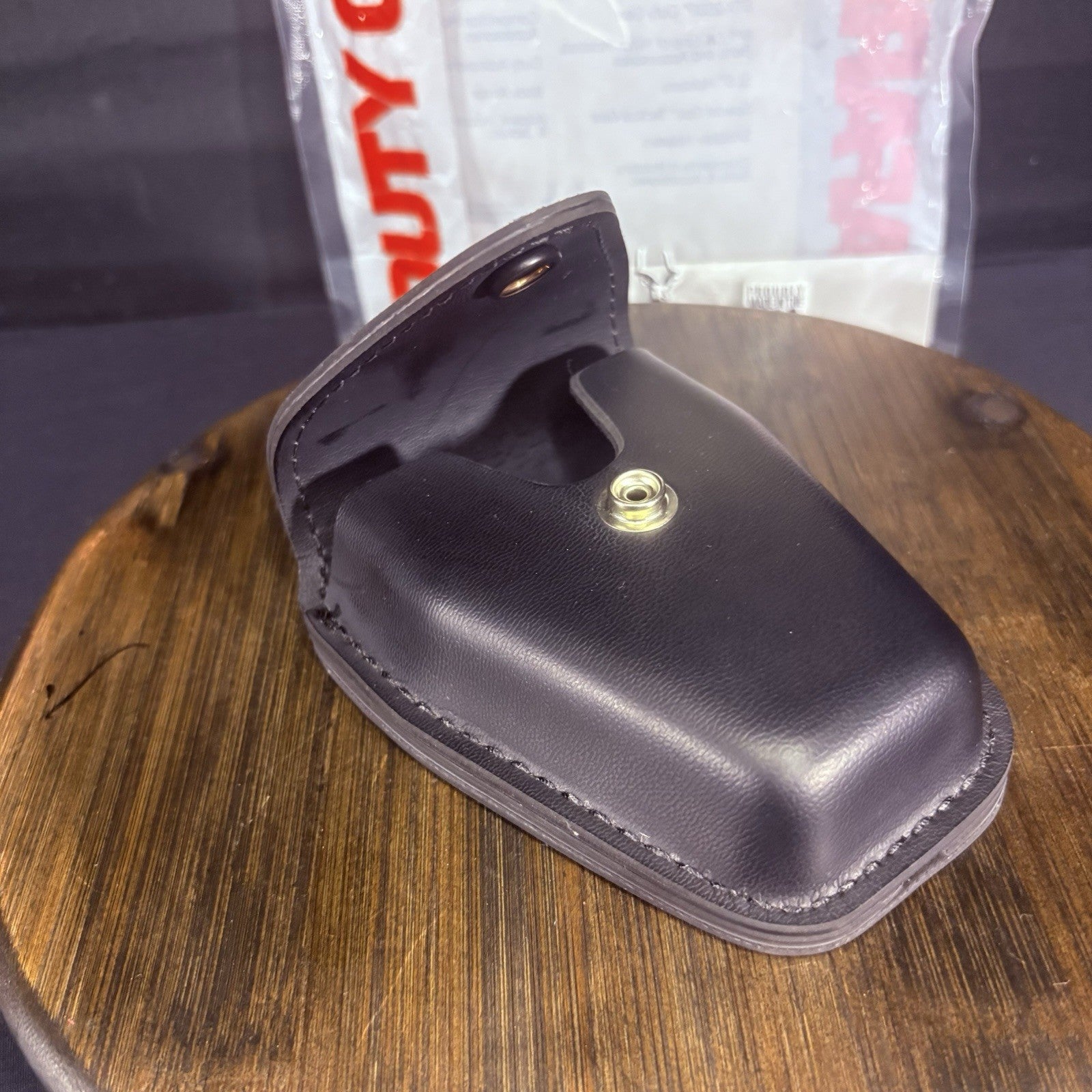 Safariland Duty Gear 190 Handcuff Pouch Plain Black Leather Top Flap Chrome Snap3