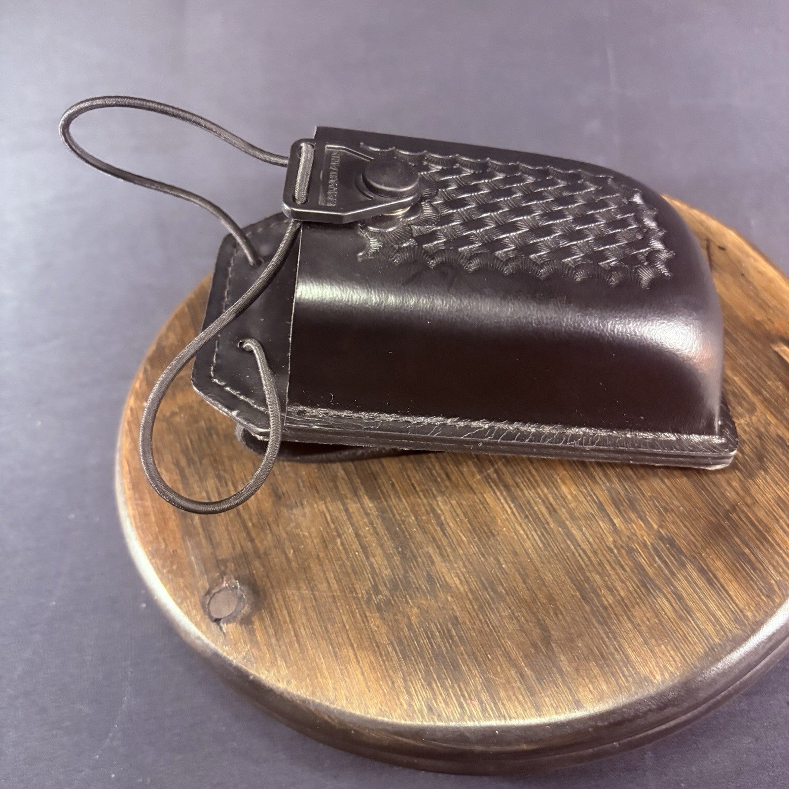 Safariland Swivel Radio Carrier Model 762-3-4 Basket Weave Leather 1.5"x3"x4.75"10