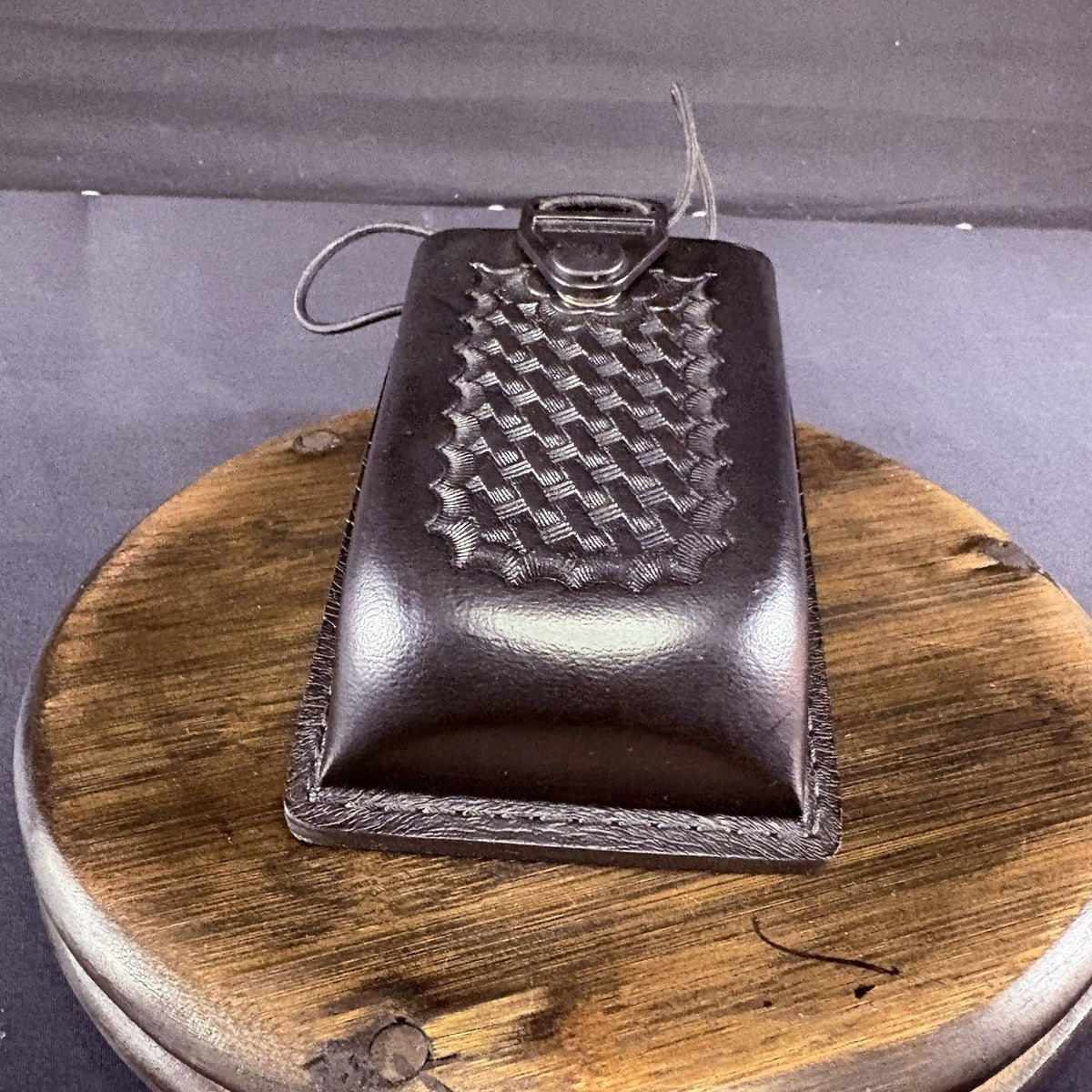 Safariland Swivel Radio Carrier Model 762-3-4 Basket Weave Leather 1.5"x3"x4.75"