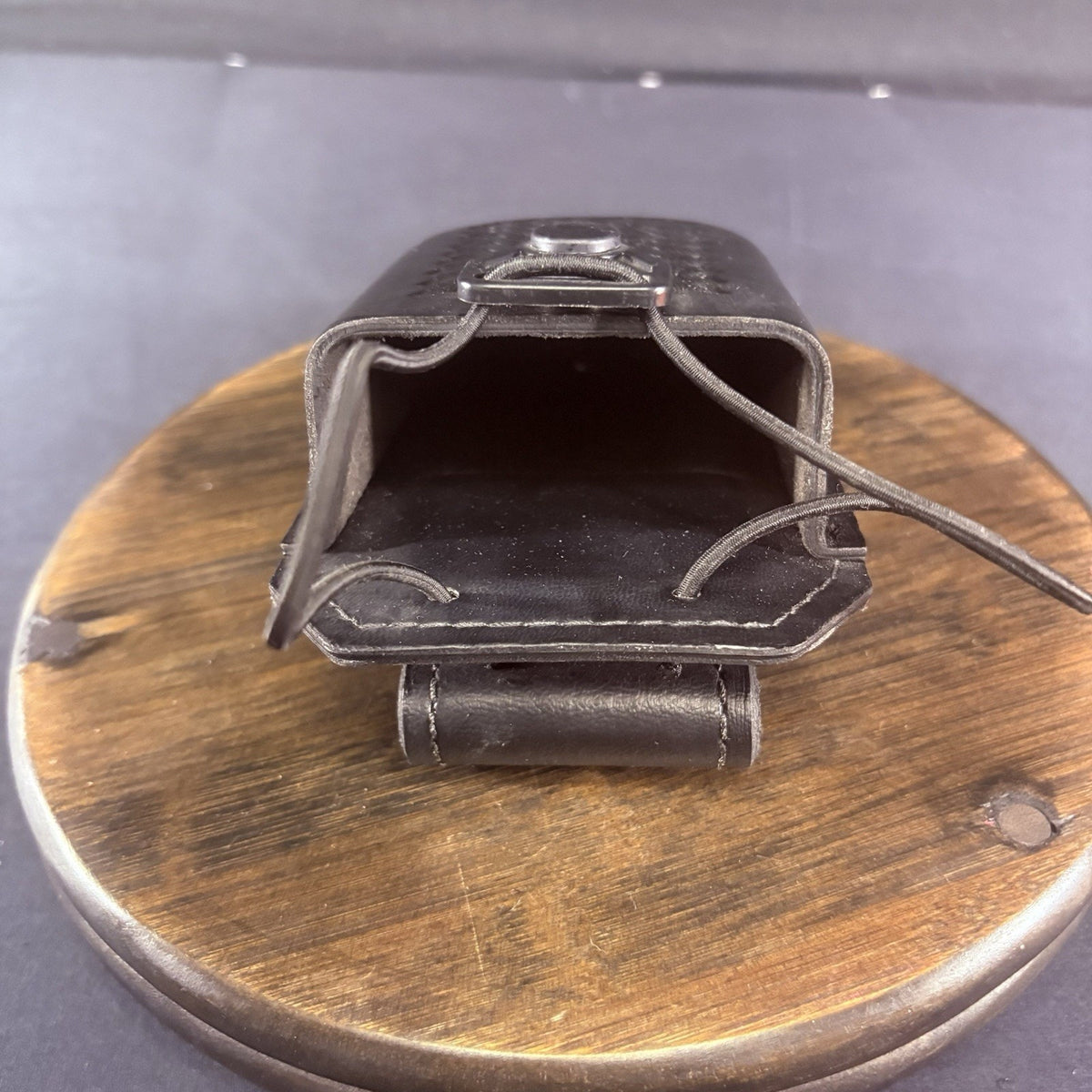 Safariland Swivel Radio Carrier Model 762-3-4 Basket Weave Leather 1.5"x3"x4.75"